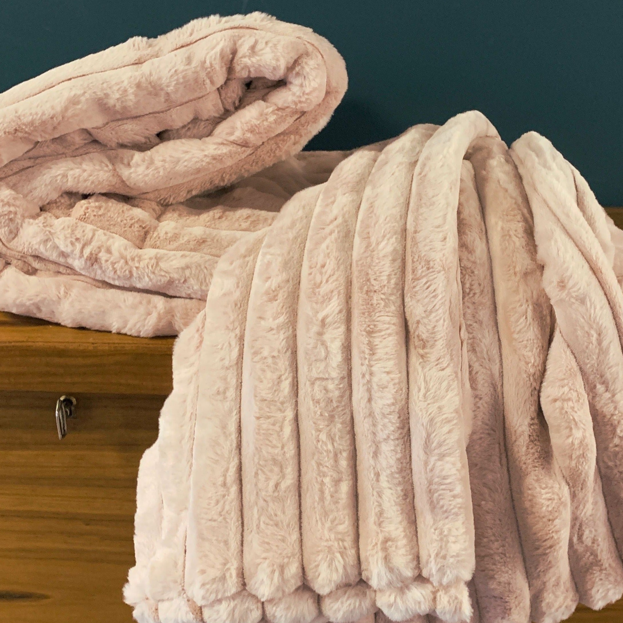 Fluted Fur Blush Throw (230x240 cm)